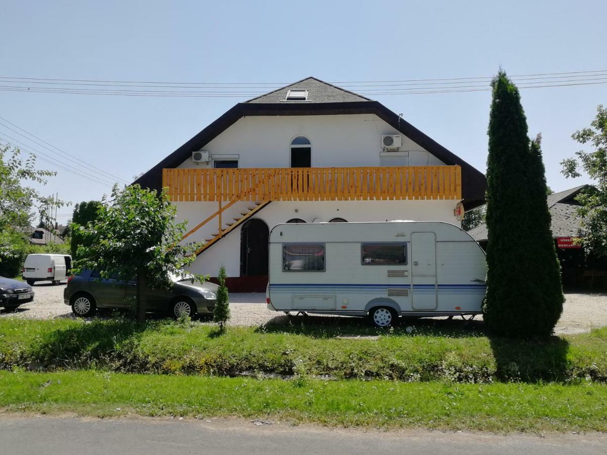Bed and Breakfast Margaréta Étterem Panzió Balatonberény Esterno foto